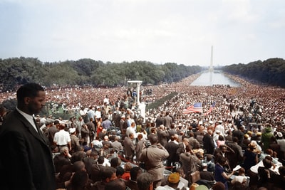 在华盛顿游行期间，人群从林肯纪念堂一直延伸到华盛顿纪念碑